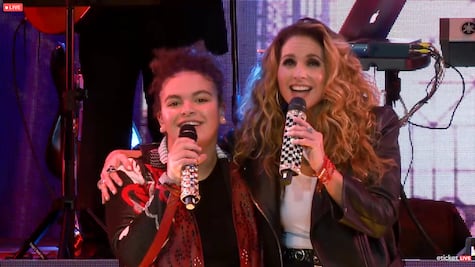 ¡Para enmarcar! Lucero canta con su hija en concierto online