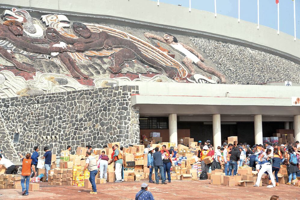 Centro de acopio en el estadio Olímpico Universitario. (Archivo. EL UNIVERSAL)