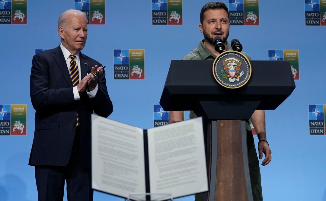 El presidente estadounidense Joe Biden aplaude al mandatario ucraniano Volodimir Zelensky durante un evento del G-7 paralelo a la cumbre de la OTAN en Vilna, Lituania. Foto: AP