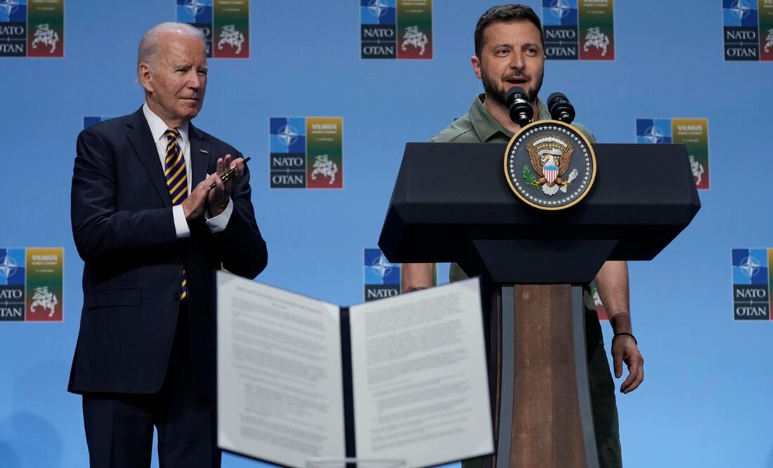El presidente estadounidense Joe Biden aplaude al mandatario ucraniano Volodimir Zelensky durante un evento del G-7 paralelo a la cumbre de la OTAN en Vilna, Lituania. Foto: AP
