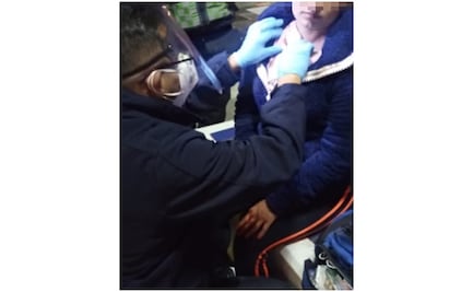 Asaltan y apuñalan en el cuello a mujer policía afuera del Metro Guelatao