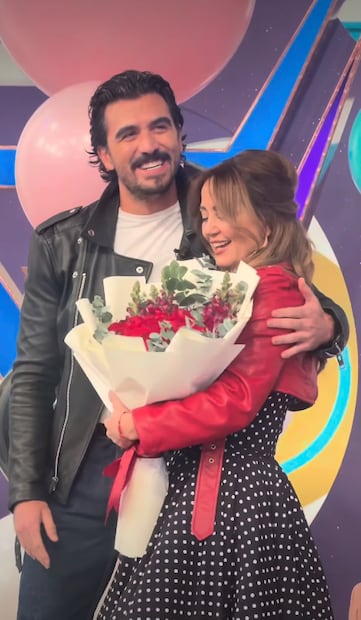 Luis Carlos Origel sorprende a su novia, la conductora Andrea Legarreta en el programa "Hoy".