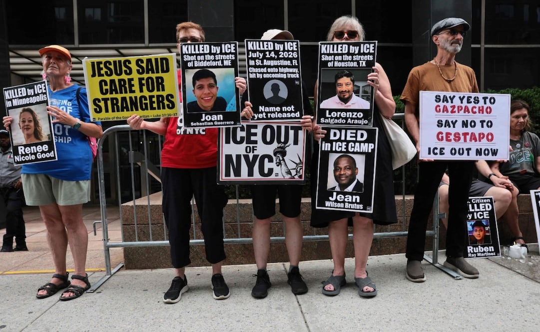 Activistas por los derechos de los inmigrantes, ayer en una protesta contra el Servicio de Control de Inmigración y Aduanas frente al Edificio Federal Jacob K. Javits, en la ciudad de Nueva York. Foto: Michael M. Santiago. AFP