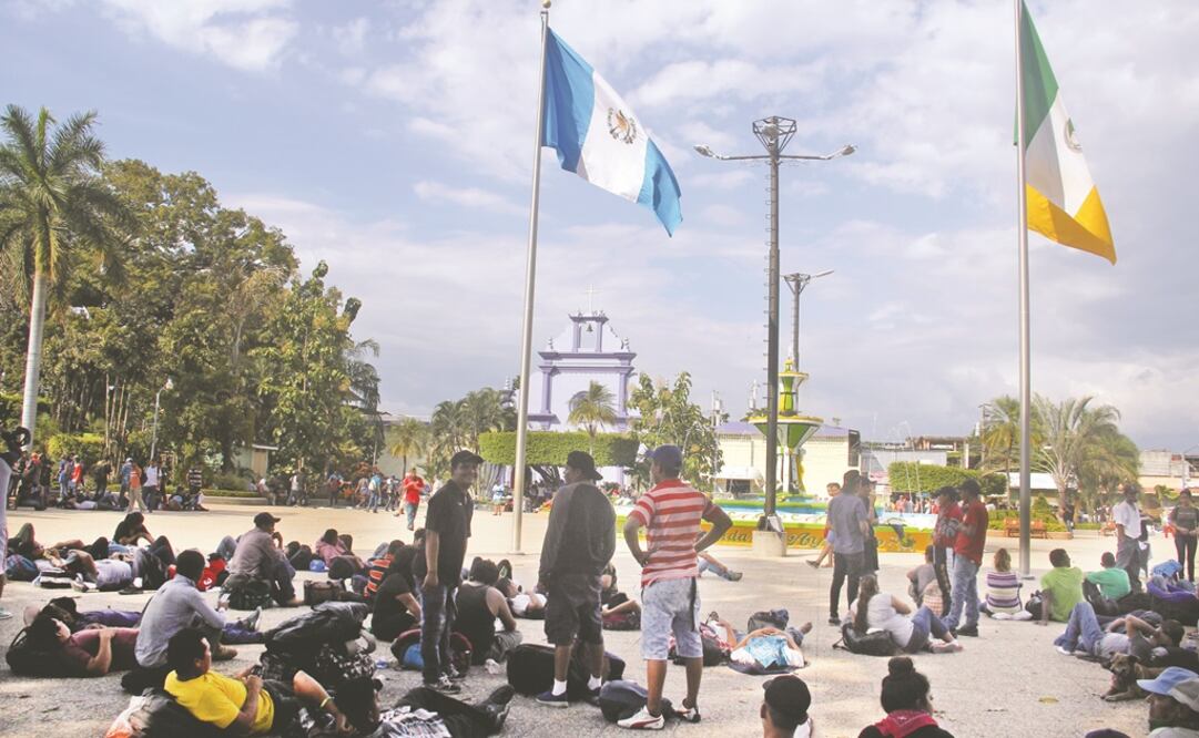 Los integrantes del cuarto contingente, en su mayoría de El Salvador, se mantienen en la plaza principal de la comunidad fronteriza de Tecún Umán, Guatemala. MARÍA DE JESÚS PETERS. EL UNIVERSAL