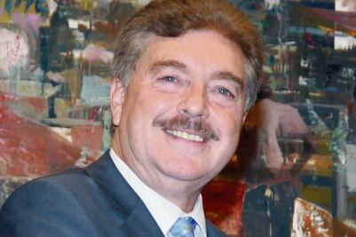 Kiko Vega destapa un hoyo para tapar otro