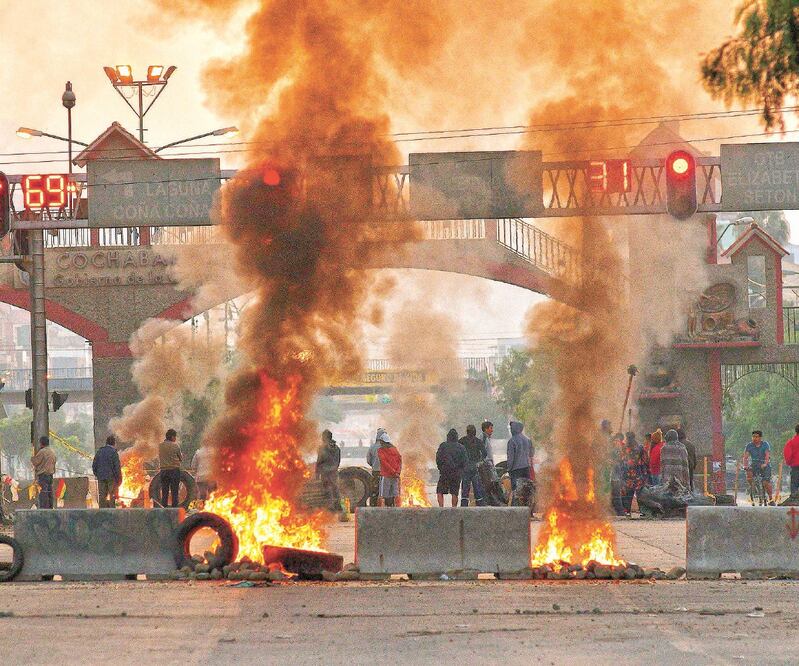 Las principales autopistas de Cochabamba, en Bolivia, fueron bloqueadas por manifestantes contra el presidente; exigieron que renuncie por el presunto fraude electoral cometido. Foto/JORGE ÁBREGO. EFE