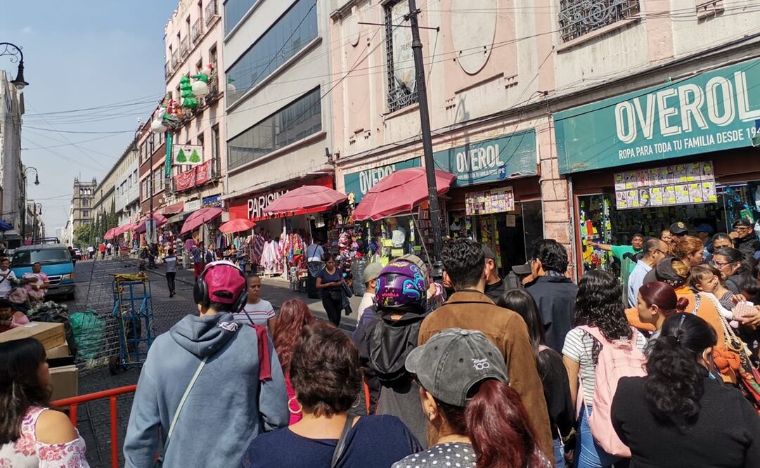 Las calles de Venustiano Carranza, Correo Mayor y República de Uruguay presentan afectaciones para peatones y comerciantes. Foto: Eduardo Dina / EL UNIVERSAL