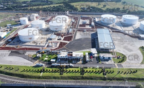 FGR investiga megadecomiso de 59 millones de litros de huachicol en Guanajuato; muestra fotos aéreas del complejo