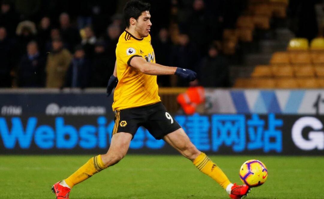 El mexicano Raúl Jiménez durante un juego de los Wolves. FOTO/REUTERS