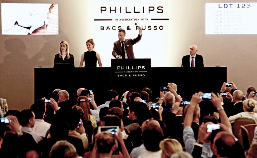 Aurel Bacs (en el centro) durante una subasta organizada por Phillips y su empresa Bacs & Russo