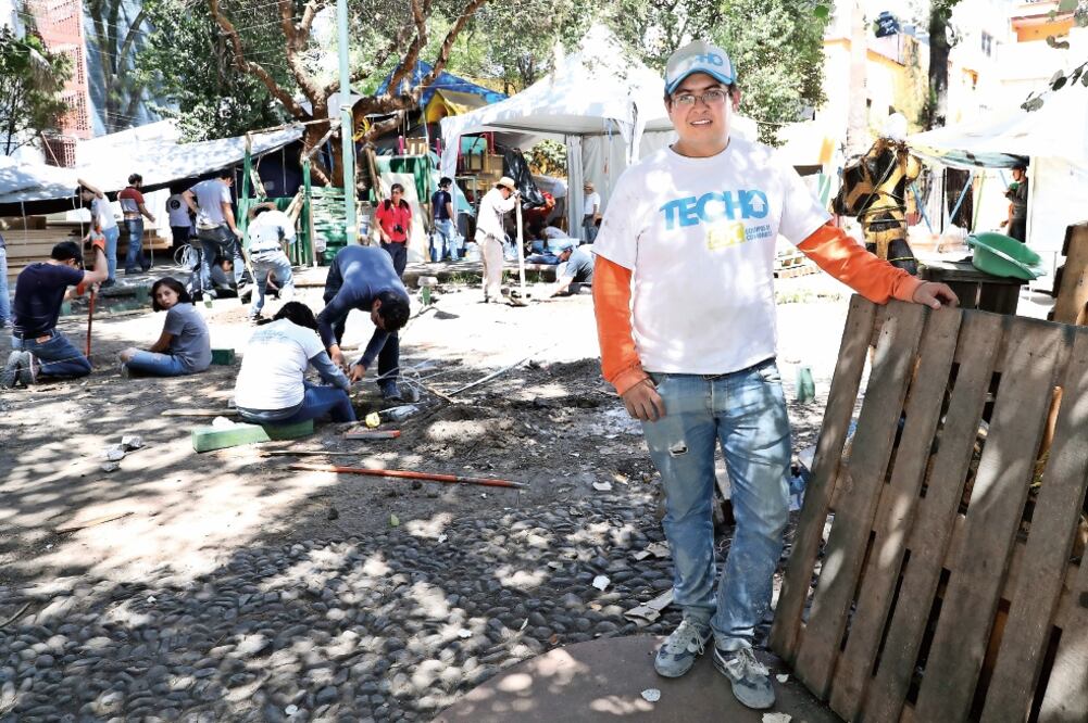 Los 70 voluntarios de las asociaciones Techo y de Consultorio Arquitectura Práctica, se instalaron en los campamentos de los damnificados de Tlalpan poco antes de las 6:00 de la mañana para comenzar la edificación de 13 viviendas (BERENICE FREGOSO. EL UN)