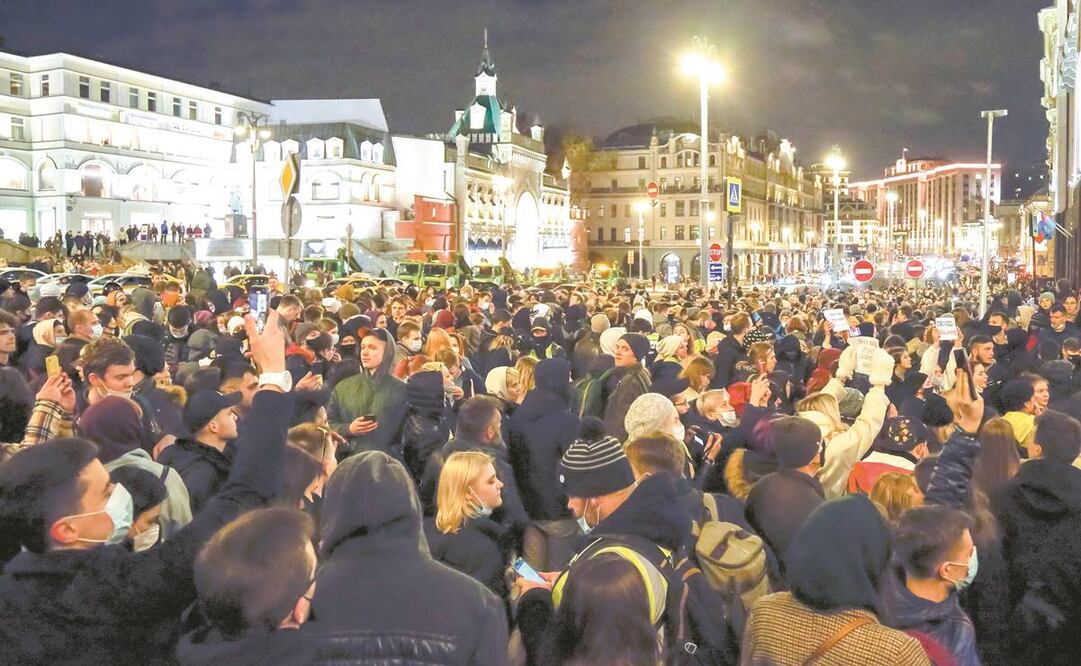 Asistentes a la manifestación, en Moscú, para exigir la liberación del líder opositor Alexéi Navalni. Foto:Alexander Zemlianichenko/ AP.
