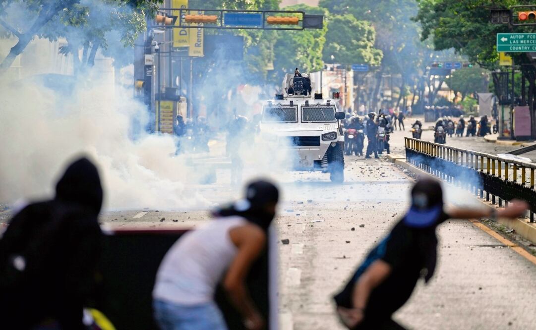 Manifestantes chocan con la policía durante protestas contra los resultados oficiales de los comicios que declararon la reelección del presidente Nicolás Maduro, en Caracas. El mandatario mexicano, Andrés Manuel López Obrador, ha apoyado a regímenes como el de Venezuela. Matias Delacroix | AP