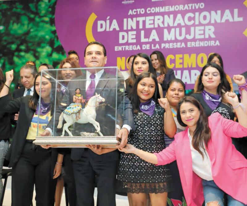 Tres mujeres, dos de ellas representantes de colectivos feministas, fueron galardonadas por su esfuerzo en el movimiento a favor de este sector. El gobernador Silvano Aureoles les entregó la presea.