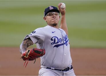 Julio Urías finalmente alcanza el triunfo 10