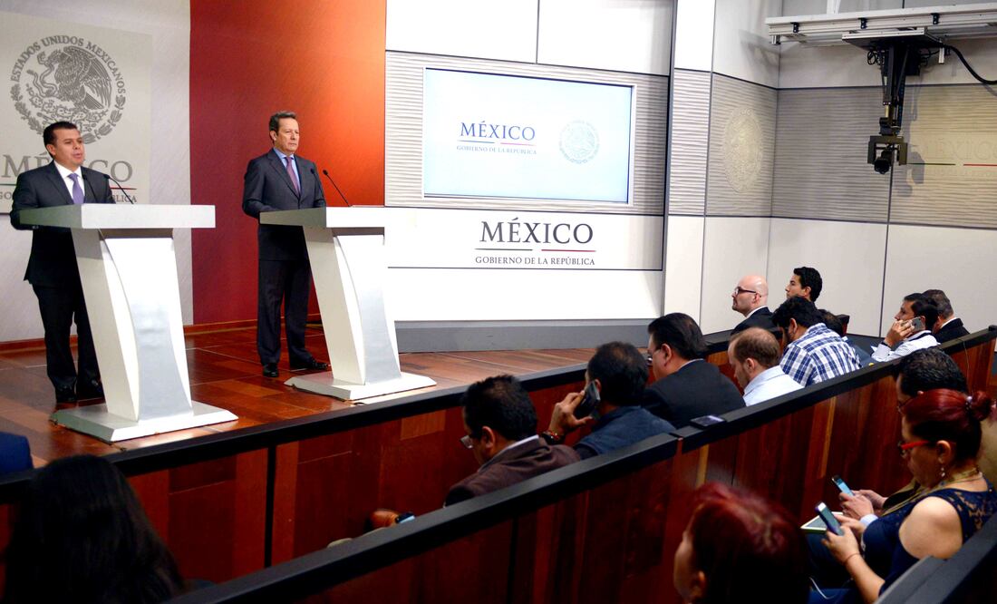 El consejero jurídico de la presidencia y el vocero del gobierno federal anunciaron ayer la controversia constitucional contra los lineamientos emitidos por el IFT. (Foto: Especial)