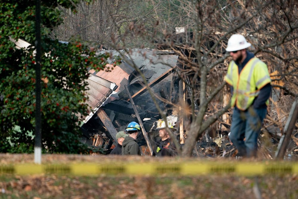 Trabajadores, en el área de una casa que explotó en Arlington, Virginia, el 4 de diciembre. Foto: AFP