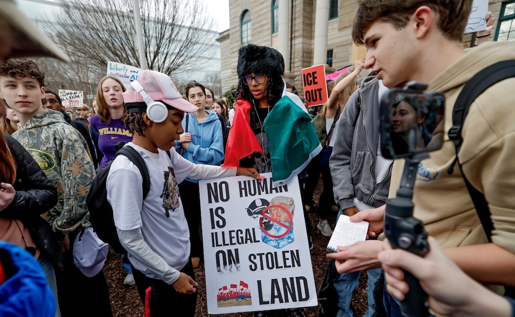 Marchan en Minneapolis contra operaciones antinmigración del gobierno Trump. Foto: EFE/ APE/ERIK S. LESSER