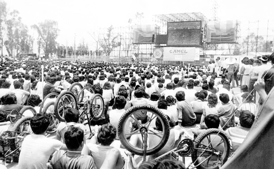Tianguis mundialista en Cuemanco, durante el partido México vs. Bélgica en el mundial de 1986. Durante 30 días, estas pantallas estuvieron disponibles para los mexicanos de bajos recursos que quisieran disfrutar de los encuentros mundialistas sin gastar en boletos a sobreprecio. Foto: Guillermo Granados/Archivo EL UNIVERSAL.