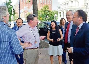 México acuerda con EU sobre salario automotriz