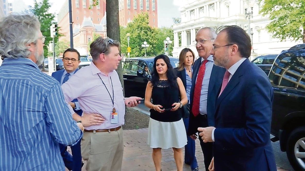 Luis Videgaray, secretario de Relaciones Exteriores, junto con Jesús Seade, representante de AMLO para la renegociación del TLCAN. Al fondo se observa a Ildefonso Guajardo, luego de reunirse con representantes de EU en Washington (CORTESÍA)