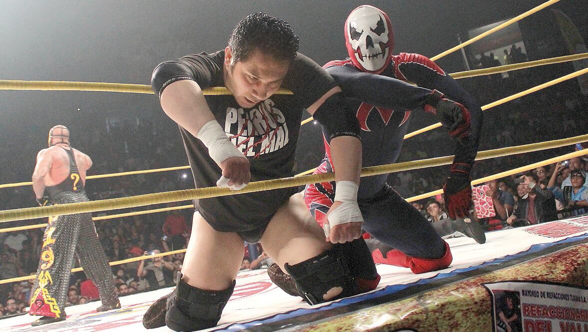 Los luchadores no cuentan con protocolos de emergencia ni seguros, a un año del deceso del Hijo del Perro. (Foto: Archivo / EL UNIVERSAL)