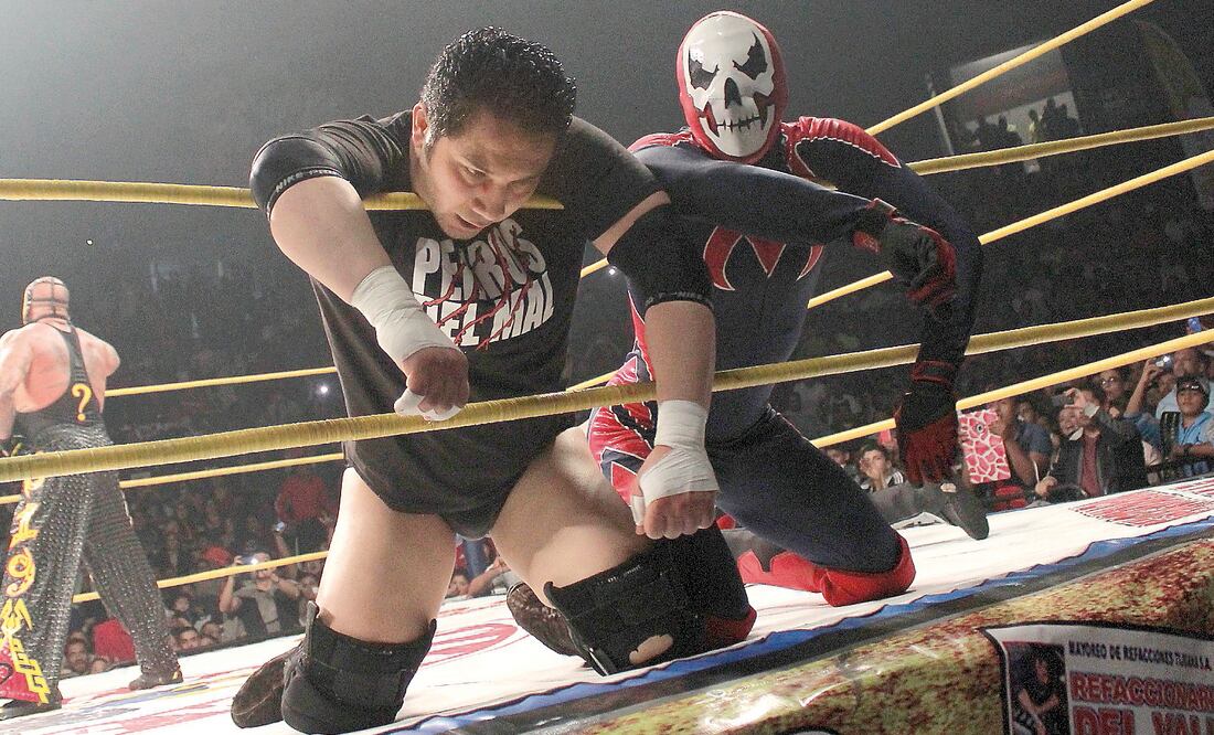 Los luchadores no cuentan con protocolos de emergencia ni seguros, a un año del deceso del Hijo del Perro. (Foto: Archivo / EL UNIVERSAL)