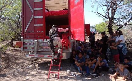 Rescatan a 129 migrantes abandonados en carretera de Nuevo León 