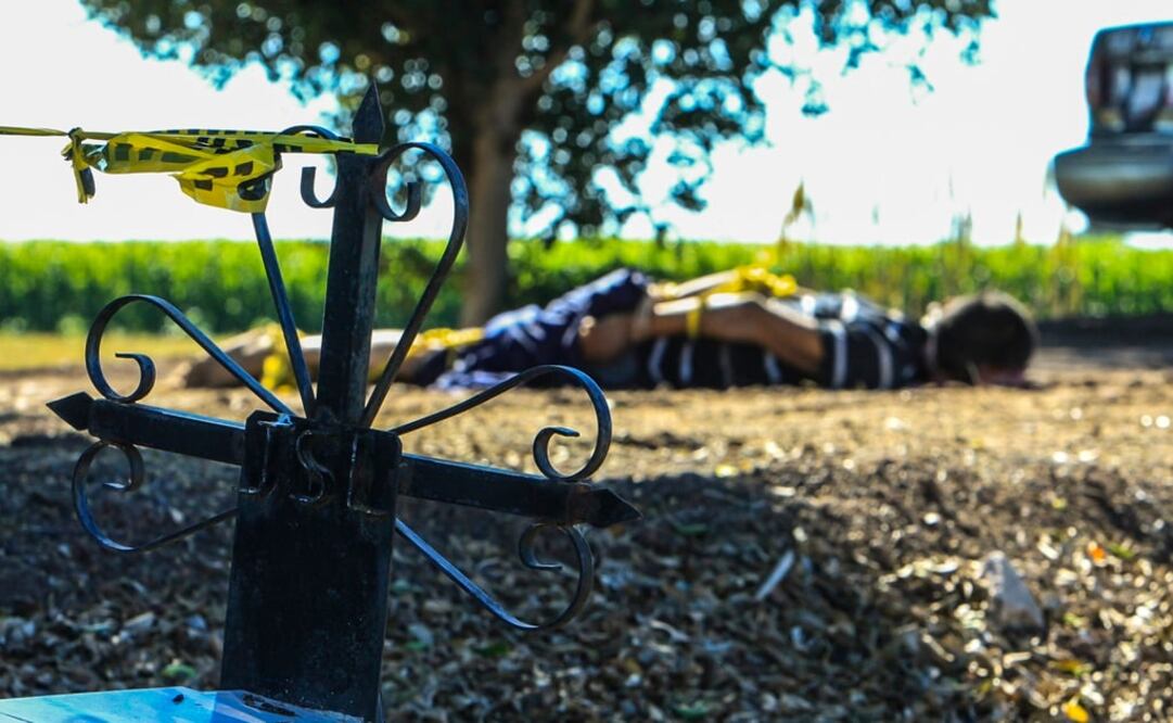 Un hombre con varios impactos de bala en el cuerpo, atado de pies y manos, fue localizado en una brecha que conduce al campo las Ilusiones en el pobaldo Balbuena. (CUARTOSCURO.COM)