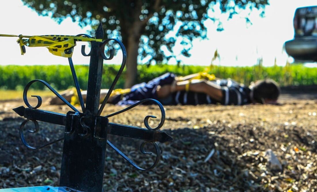 Un hombre con varios impactos de bala en el cuerpo, atado de pies y manos, fue localizado en una brecha que conduce al campo las Ilusiones en el pobaldo Balbuena. (CUARTOSCURO.COM)