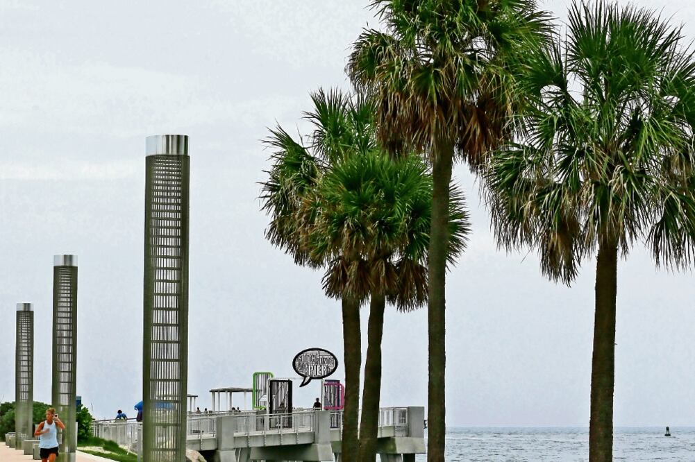 Una pancarta pidiendo a la gente usar repelente contra mosquitos, en Miami Beach (ALAN DÍAZ. AP)