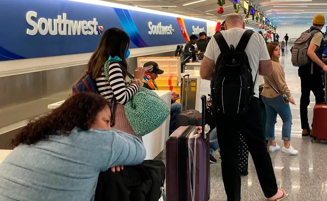 Un grupo de viajeros espera por su equipaje tras tener vuelos cancelados en Southwest Airlines, en el Aeropuerto de Los Ángeles. Foto: AP