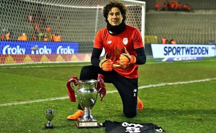 Ochoa muestra su medalla de la Copa de Bélgica