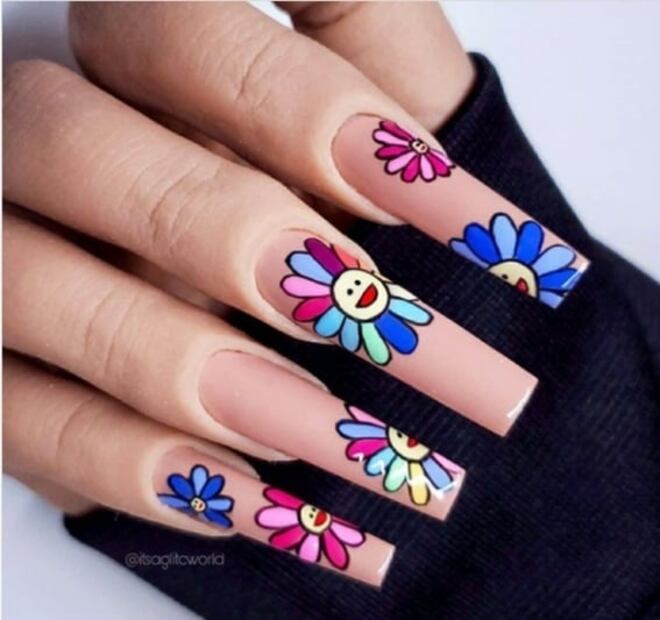 Nail art con caritas felices, la tendencia para alegrarte el día