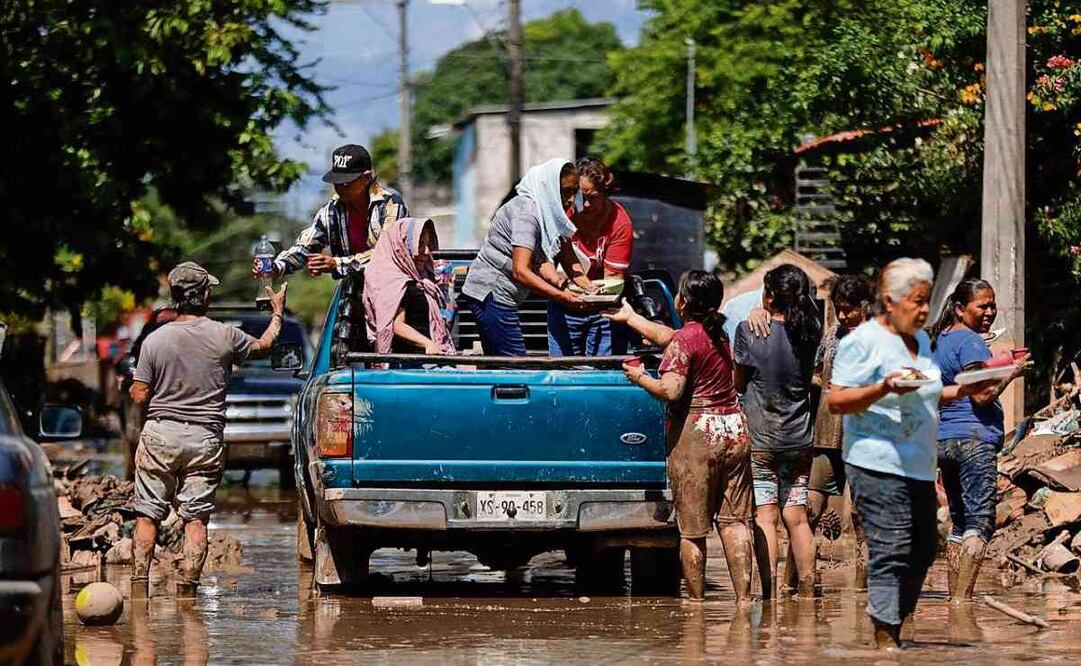 Pobladores de San Rafael, Xalapa, del Puerto de Veracruz, Misantla, Tihuatlán llegaron a Álamo con comida, agua, ropa, cobijas y artículos de limpieza. Foto: Diego Simón Sánchez / EL UNIVERSAL