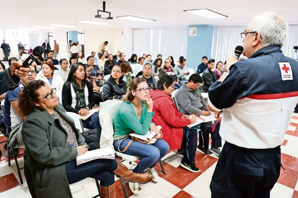 Los maestros fueron instruidos en primeros auxilios pediátricos, fracturas y heridas, entre otros temas (ARIEL OJEDA. EL UNIVERSAL)
