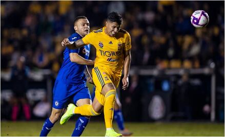 Cruz Azul y Tigres chocan con numerosas bajas 