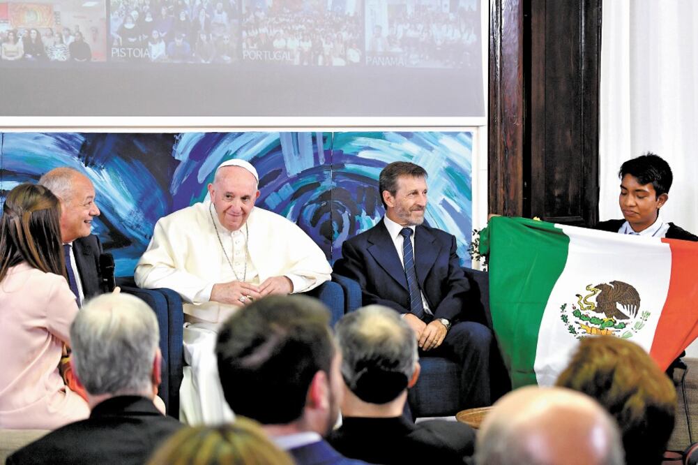 El papa Francisco recibió a una delegación de jóvenes mexicanos, entre los que estaba Hans Gracián Gaspar Cruz, estudiante de bachillerato originario de Oaxaca, quien levantó la bandera de México. (REUTERS)