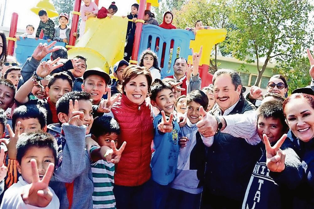 De gira de trabajo por Zumpango, Estado de México, la titular de la Sedatu, Rosario Robles, entregó escrituras, un parque público y llaves de cuartos adicionales a pobladores del municipio (SEDATU)