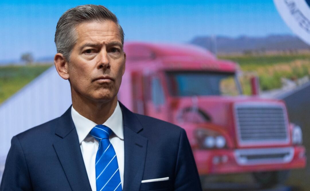 El secretario de Transporte, Sean Duffy, escucha preguntas durante una conferencia de prensa en la sede del Departamento de Transporte de EU, anunciando acciones formales contra tres estados por no hacer cumplir los requisitos federales de dominio del idioma inglés (ELP) para conductores de vehículos comerciales, el martes 26 de agosto de 2025, en Washington. Foto: AP