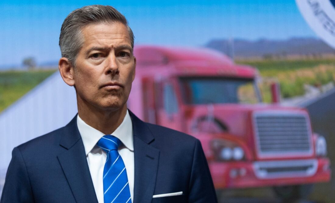 El secretario de Transporte, Sean Duffy, escucha preguntas durante una conferencia de prensa en la sede del Departamento de Transporte de EU, anunciando acciones formales contra tres estados por no hacer cumplir los requisitos federales de dominio del idioma inglés (ELP) para conductores de vehículos comerciales, el martes 26 de agosto de 2025, en Washington. Foto: AP