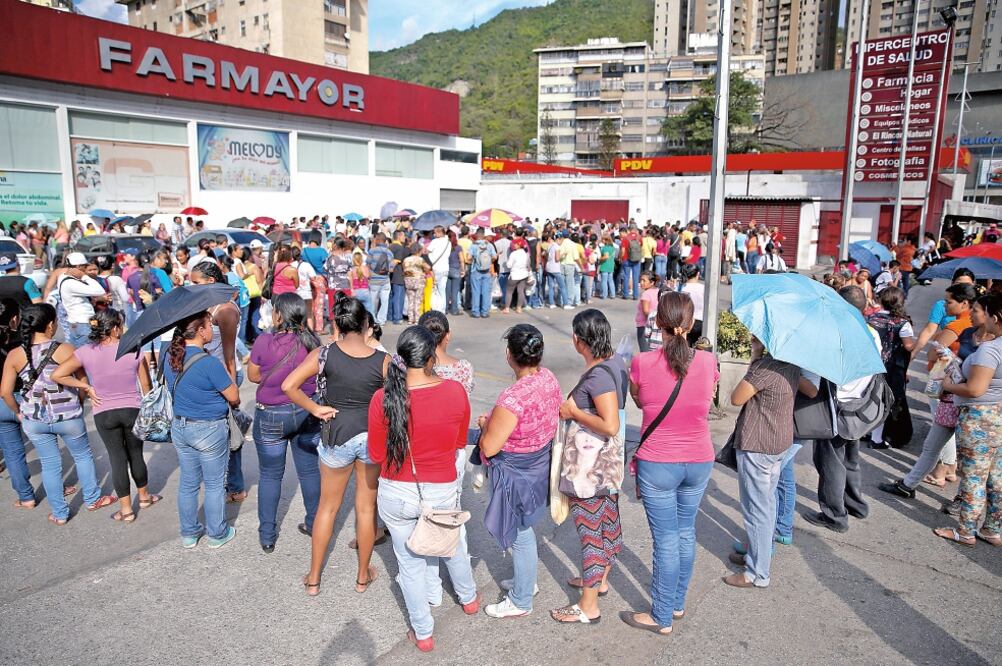 Venezolanos se forman durante horas para intentar comprar papel de baño, pañales y otros artículos en una farmacia en Caracas. El desabasto alcanza niveles alarmantes en el país (CARLOS GARCÍA RAWLINS. REUTERS)