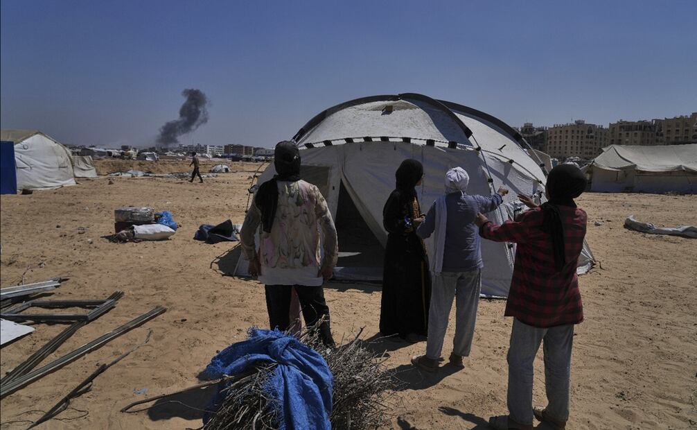 Una familia observa un ataque, tras su desplazamiento desde la Ciudad de Gaza, el 16 de septiembre de 2025. Israel ha anunciado un importante ataque terrestre en la Ciudad de Gaza que, según afirma, tiene como objetivo aplastar a Hamás en el mayor centro urbano del territorio palestino. Foto: AP