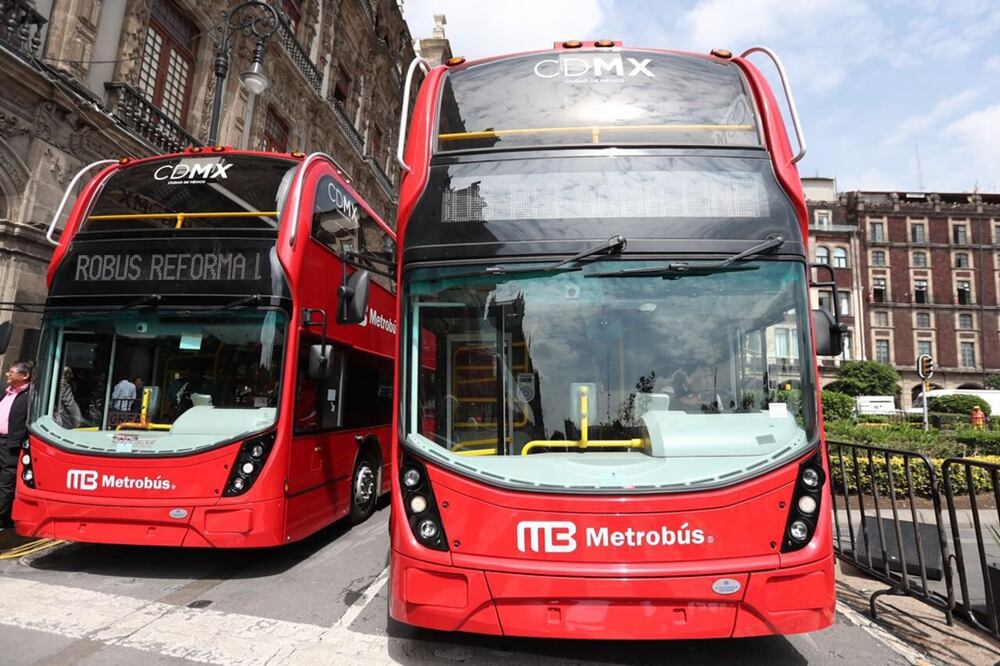 El jefe de Gobierno, Miguel Ángel Mancera, presentó las primeras seis unidades doble piso, que circularán por la Línea 7 del Metrobús que será de Indios Verdes a la Fuente de Petróleos, a lo largo del Paseo de la Reforma. 