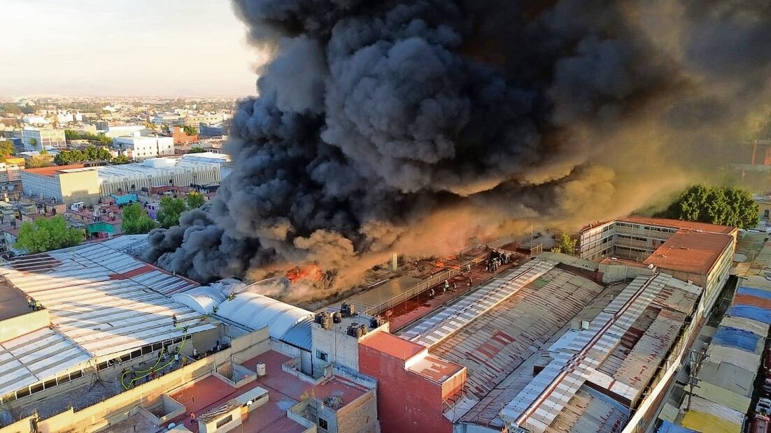 Incendio consume bodega de calzado en el Centro Histórico