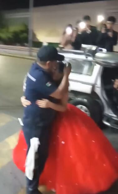 una joven de Torreón reconoció el esfuerzo de su papá para llevar a cabo su fiesta de quince años y en plena fiesta visitó a su padre en su trabajo. Foto: redes sociales