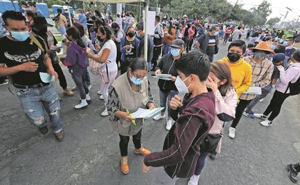 Nerviosos, niños de 12 años son vacunados