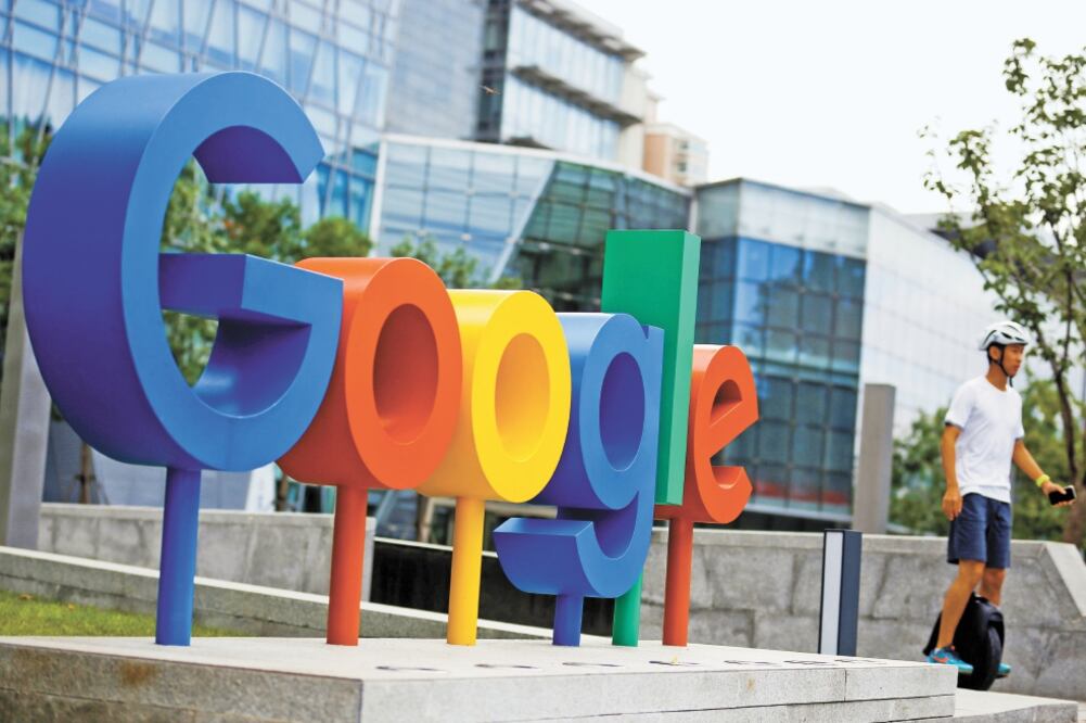 Desde el año pasado, Google ha puesto en marcha 31 políticas nuevas para anunciantes y así combatir posibles abusos en áreas como asistencia técnica por parte de terceros, reventa de boletos, criptomonedas y servicios locales (THOMAS PETER. ARCHIVO REUTE)