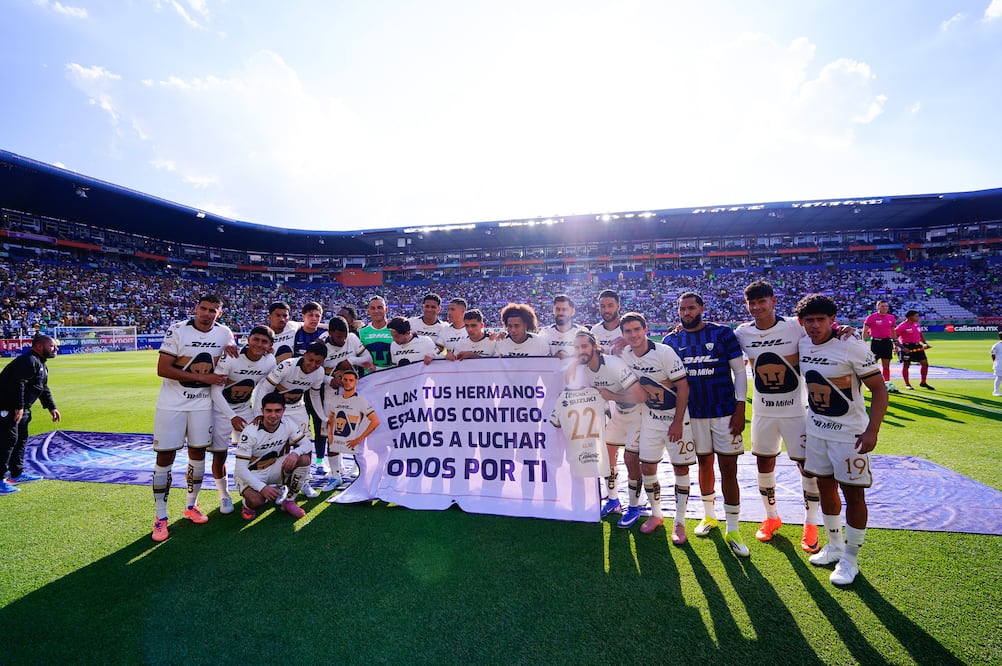 Pumas sale con manta de apoyo para Alan Medina - Foto: Imago7