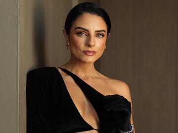 Aislinn Derbez regresa la tendencia de llevar el blazer sin blusa